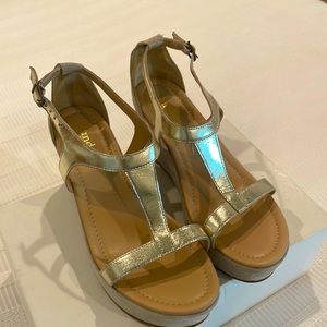 Sundance gold t-strap wedge sz 37